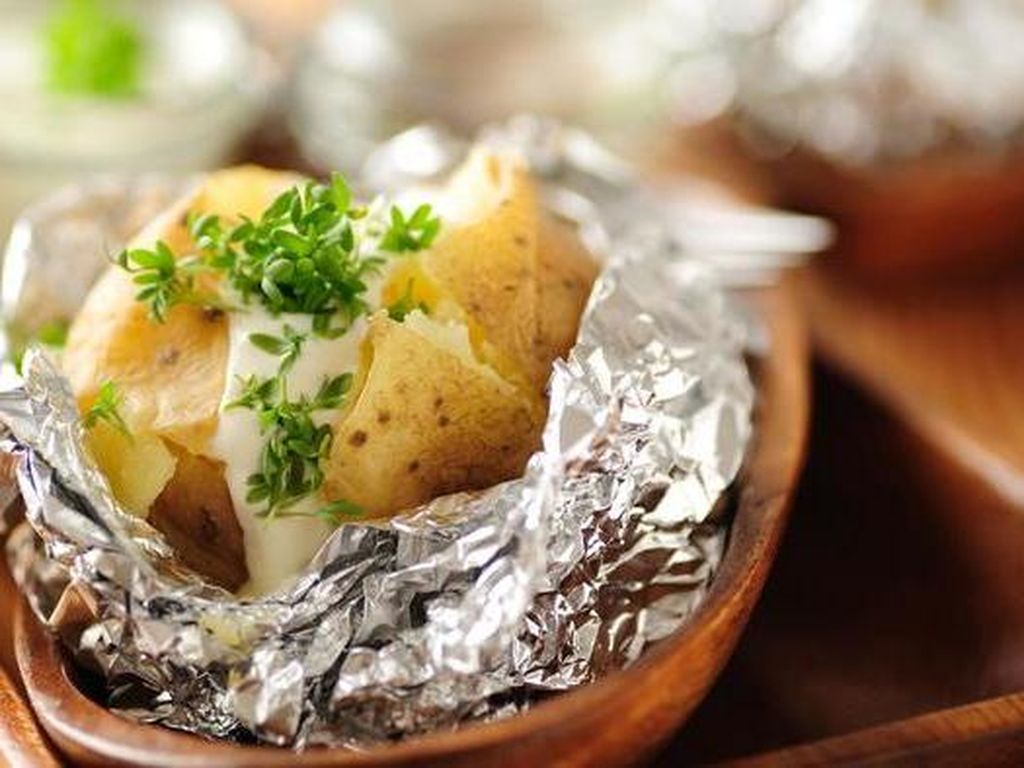 6 Tips Menggunakan Aluminium Foil untuk Makanan agar Tidak Berbahaya